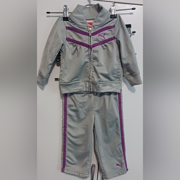 Puma toddler girl's tracksuit, includes a zip-up jacket and matching pants. - Picture 1 of 13
